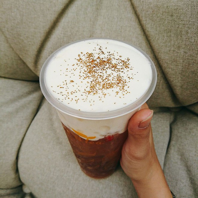 Trà sữa rắc bột vàng được xem một trong những thay đổi rất thú vị trên thị trường trà sữa. Ảnh: Internet.