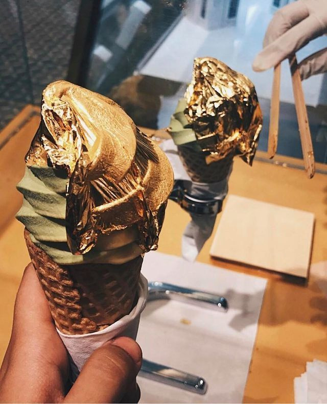 Gần đây, kem dát vàng được nhiều cửa hàng thực phẩm từ Sài Gòn tới Hà Nội đồng loạt bán với giá chỉ 89.000-150.000 đồng/cây. Ảnh Vietnamnet.