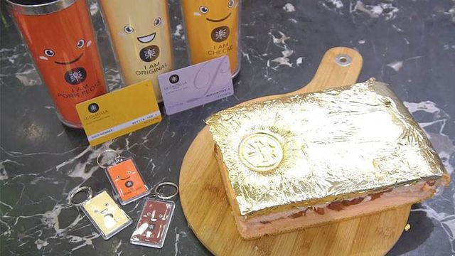 Bánh bông lan dát vàng được một nhà hàng tại TP HCM đưa ra thị trường với giá bán 249.000 đồng/ bánh. Ảnh: Foody.