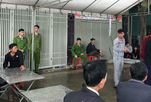 Pho phong ngan hang chem bo tu vong, me va em gai bi thuong