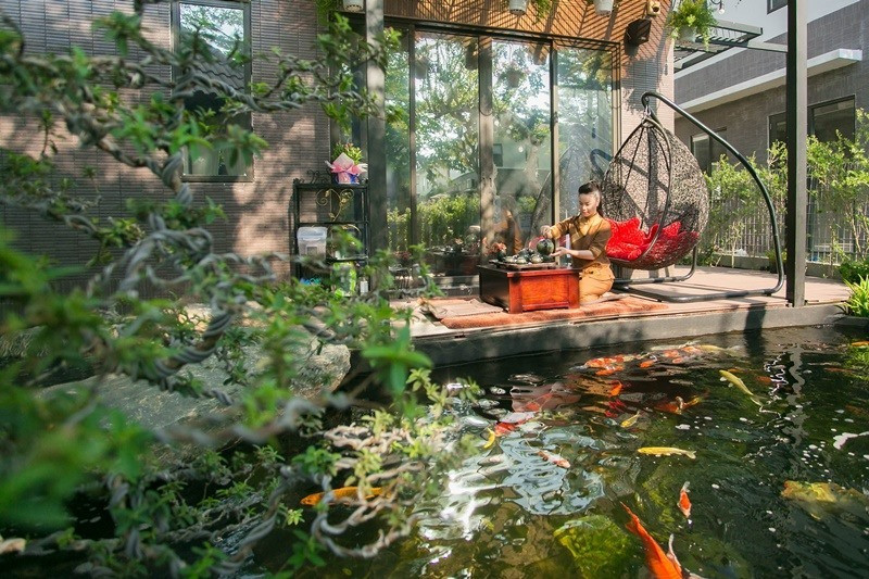 Không gian cạnh hồ cá là nơi nghỉ ngơi, thư giãn của nữ ca sĩ. Ảnh: Vietnamnet.