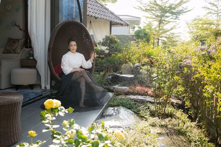 Một góc nhiều cây xanh và hoa trong biệt thự của Nhật Kim Anh. Ảnh: Vietnamnet.