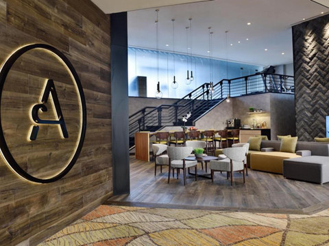 Khách sạn còn có một bồn tắm nóng và quầy bar bên hồ bơi.