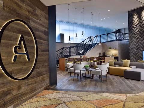 Khách sạn còn có một bồn tắm nóng và quầy bar bên hồ bơi.