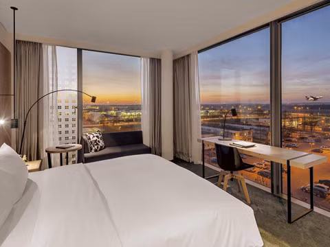 Phòng ngủ thậm chí còn có tường kính cho khách ngắm cảnh máy bay cất cánh.