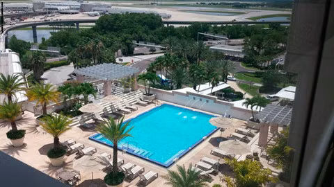 Từ hồ bơi trong khách sạn Hyatt Regency (Mỹ), du khách có thể ngắm cảnh máy bay cất cánh và hạ cánh từ xa.