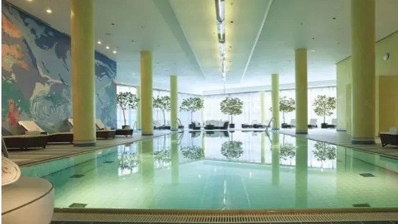 Nằm giữa nhà ga 1 và 2, khách sạn Hilton ở sân bay Munich (Đức) có bề ngoài hoàn toàn bằng kính.
