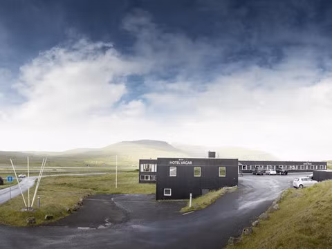 Được xây dựng trên sườn đồi, khách sạn Vagar (Quần đảo Faroe) nằm ngay cạnh sân bay, nhìn ra đường băng. Nguồn ảnh: Thesun.