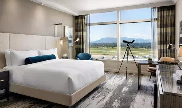 Khách sạn Fairmount tại sân bay Vancouver (Canada) có thiết kế cách âm khỏi những chiếc máy bay ồn ào.