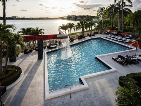 Được bao quanh bởi khu vườn nhiệt đới, khách sạn sân bay Miami Miami (Mỹ) là nơi để bạn có thể vừa ngắm biển, vừa thả mình thư giãn giữa hồ bơi.