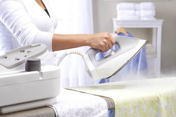 Không dùng bàn là trong phòng có bật điều hòa nhiệt độ. Khi điện chập chờn hoặc là khi quần áo còn ướt sẽ tiêu tốn rất nhiều điện năng.