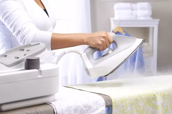 Không dùng bàn là trong phòng có bật điều hòa nhiệt độ. Khi điện chập chờn hoặc là khi quần áo còn ướt sẽ tiêu tốn rất nhiều điện năng.