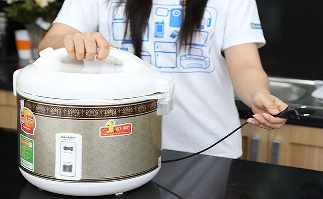 Không nên nấu cơm quá sớm, chỉ nên nấu cơm trước khi ăn khoảng 30 đến 45 phút để hạn chế thời gian hâm nóng.