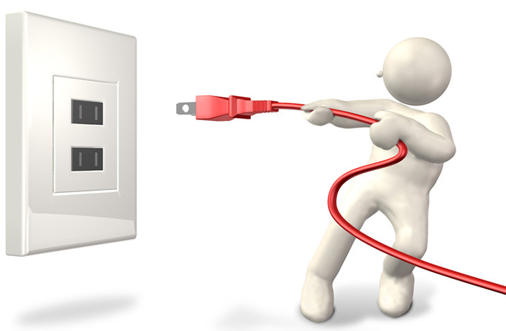 Khi không sử dụng, nên rút toàn bộ phích cắm khỏi các thiết bị điện như ti vi, máy tính, quạt...Nguồn ảnh: Internet.
