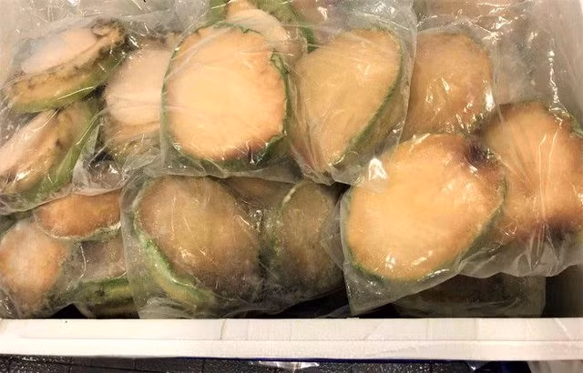 Sau đó, bào ngư viền xanh đựng trong túi hút chân không, đông lạnh. Ảnh: FB Hải sản giá gốc.