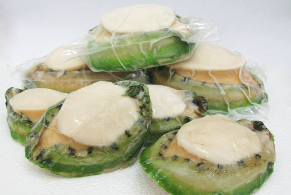 Được quảng cáo chứa hàm lượng dinh dưỡng cao nhất trong các loại hải sản, bào ngư viền xanh hiện có giá dao động từ 4,5 - 5,7 triệu đồng/kg, tùy vào kích thước. Ảnh: Newfresh.