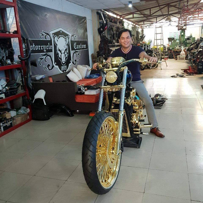 Trong dịp Tết vừa qua, Phúc tậu 3 chiếc môtô hàng độc được mạ vàng. Tổng cộng chi phí để mạ vàng 3 xe mô tô này là hơn 1,5 tỷ đồng. Ảnh: Vietnamnet.