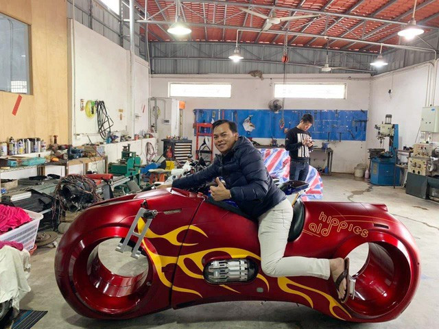 Phúc XO từng chi 10 tỷ đồng để tậu 2 mô tô có bánh không trục, một chiếc từ Pháp và một chiếc từ Trung Quốc. Ảnh: Vietnamnet.