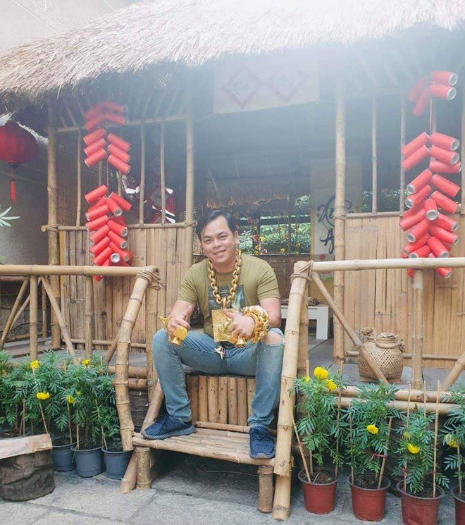 Ngoài mũ, Phúc XO còn đang đặt làm một chiếc áo bằng vàng. Ảnh: Suckhoedoisong.