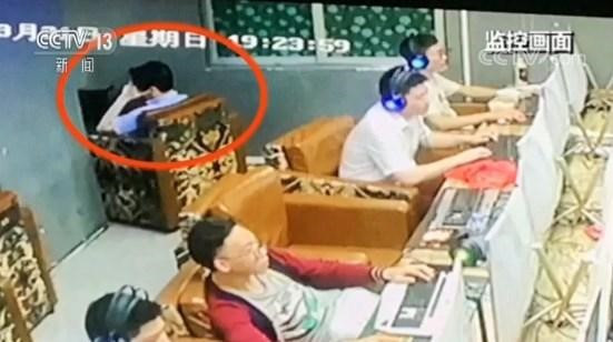 Nguoi dan ong dot tu vi ngoi quan internet 50 gio lien