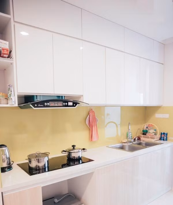 Nhà bếp gọn gàng với gam màu trắng.