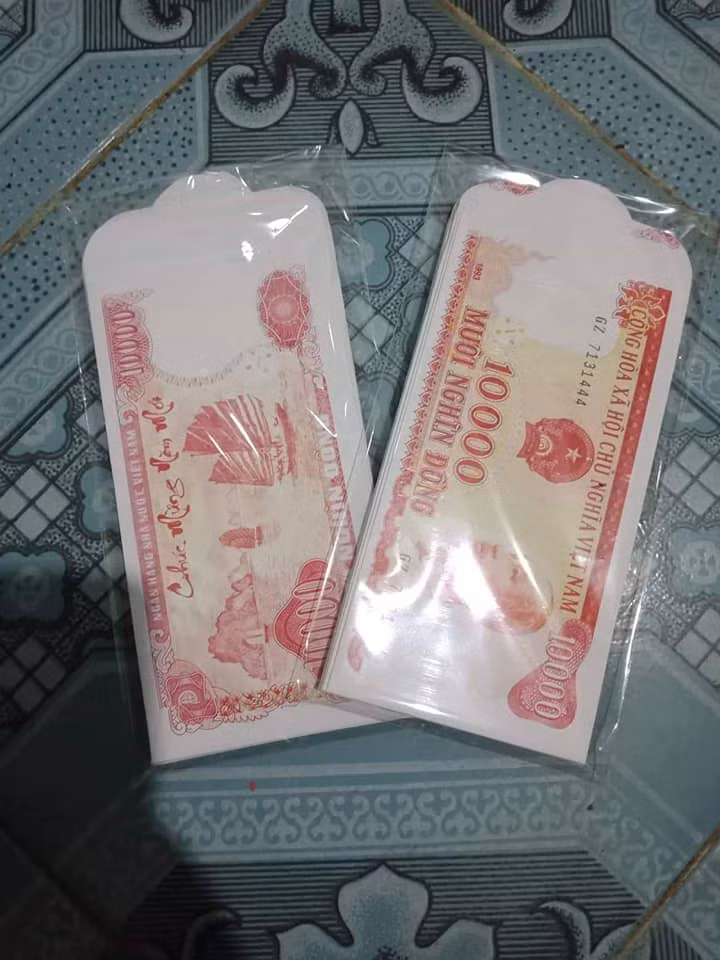 Tờ 10.000 giấy đỏ được mệnh danh là hoa hậu tiền Việt. Ảnh: FB Truc Doan.