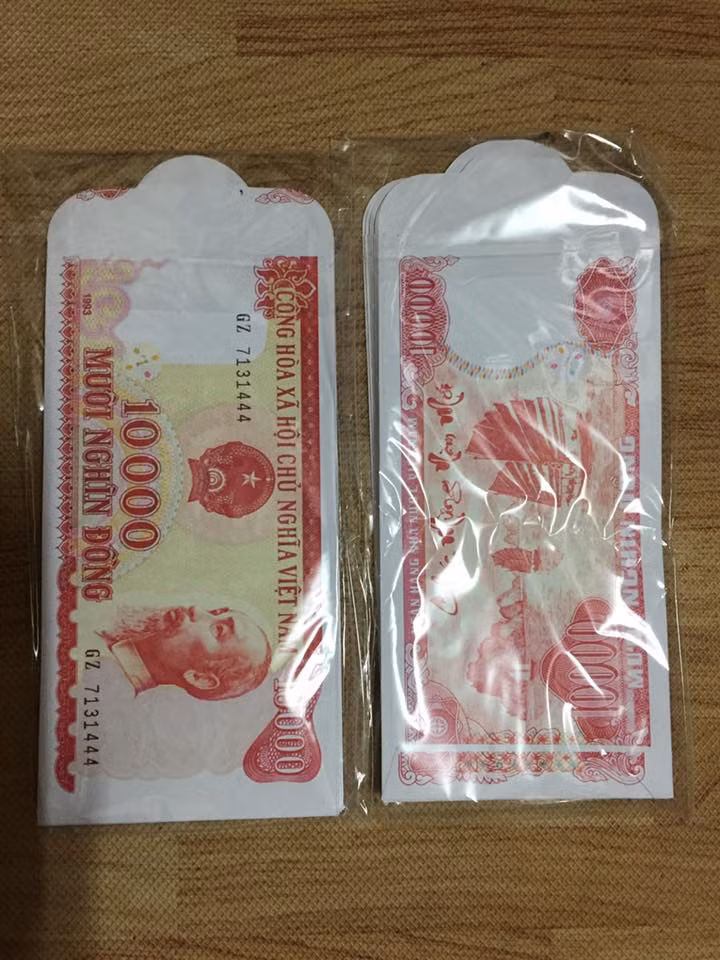 Bao lì xì in hình tờ tiền cotton mệnh giá 10.000 đồng được nhiều người lùng mua vì sự độc đáo. Ảnh: FB Nguyễn Thúy.