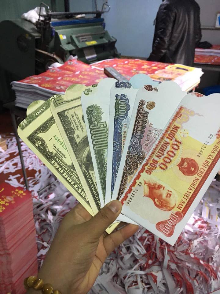 Ngoài ra, trên thị trường còn xuất hiện phong bao lì xì in hình tờ tiền cotton 20.000 đồng, 50.000 đồng và 100.000 đồng - những loại tiền không còn lưu hành trên thị trường. Ảnh: FB Bao Lì Xì Tết 2019.