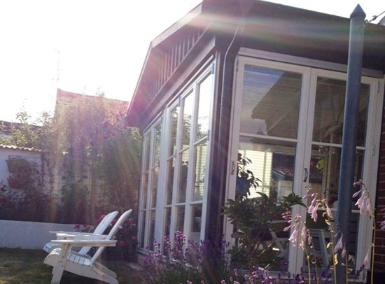 Nữ ca sĩ Đoan Trang và chồng sở hữu một căn nhà tuyệt đẹp nhìn ra biển ở Thụy Điển. Ảnh: Giadinhvietnam.