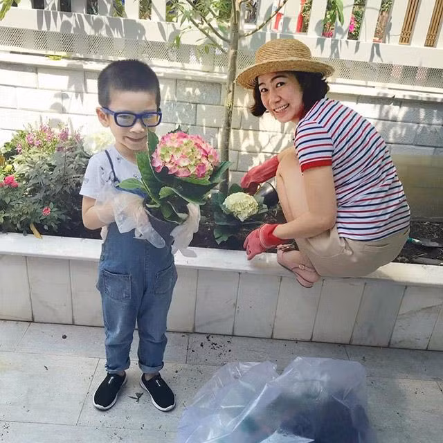 Căn nhà của nữ MC Thanh Thảo Hugo không có quá nhiều không gian vườn nhưng vẫn tràn ngập hoa tươi. Ảnh: Khám phá.