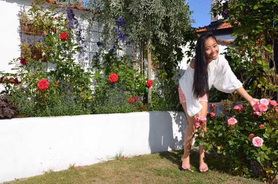 Căn nhà được nữ ca sĩ trồng hoa khắp nơi. Ảnh: Giadinhvietnam.