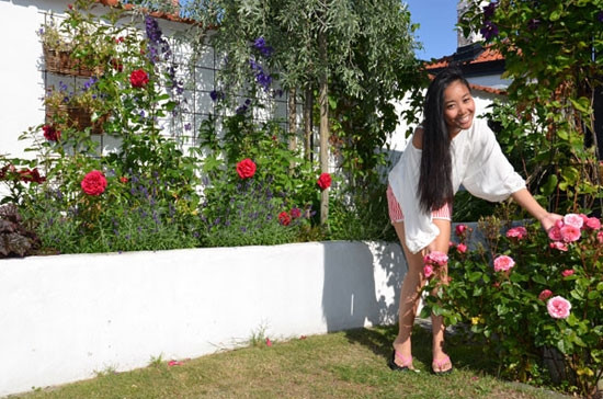 Căn nhà được nữ ca sĩ trồng hoa khắp nơi. Ảnh: Giadinhvietnam.