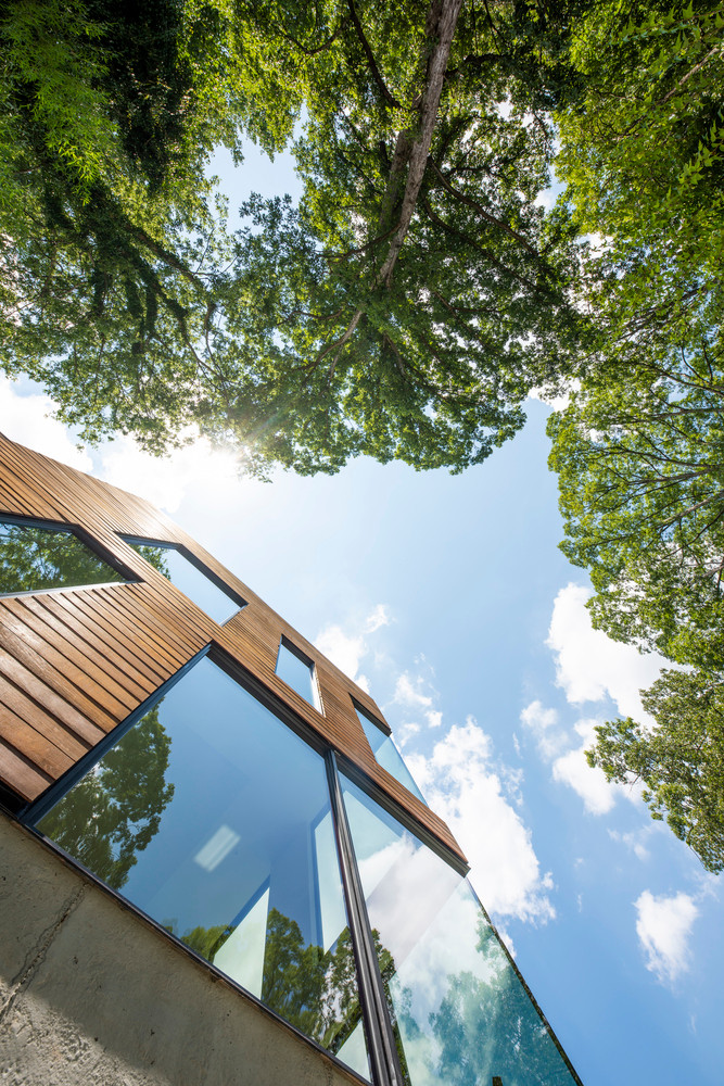 Vì thế, nhóm kiến trúc sư bố trí nội thất và cảnh quan xung quanh hài hòa, tạo nên một kiến trúc thẩm mỹ đề cao yếu tố thanh bình.