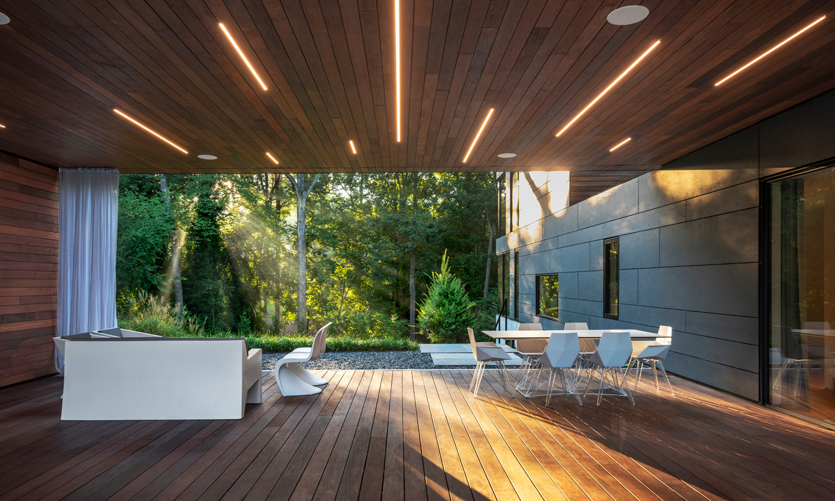  Căn nhà được thắp sáng bởi ánh nắng tự nhiên nhằm tối đa hóa tầm nhìn ra khu rừng thanh bình phía sau.