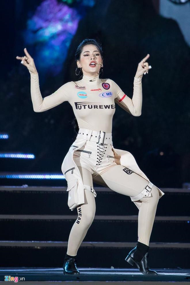 Sau đó, Chi Pu tiếp tục tham gia một số bộ phim như Giọt nước rơi, Thần tượng, Giấc mơ hạnh phúc, Hương ga, Vệ sĩ Sài Gòn. Nữ diễn viên khiến nhiều người bất ngờ khi quyết định lấn sân sang làm ca sĩ. Thời gian đầu, cô nhận nhiều lời bàn tán từ dư luận vì giọng hát yếu, hạn chế về thanh nhạc. Tuy nhiên, Chi Pu dần khẳng định được mình khi lần lượt ra mắt nhiều sản phẩm chất lượng. Khán giả nhận thấy sự cố gắng, nỗ lực và đầu tư nghiêm túc cho các bài hát, MV của Chi Pu.