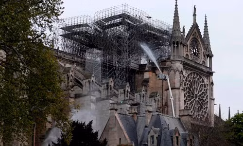 Tý phú Francois Pinault của Artemis, công ty mẹ của Kering sở hữu hãng thời trang Gucci và Saint Laurent, đã hứa hẹn chi ra 100 triệu euro (2.600 tỷ VND).