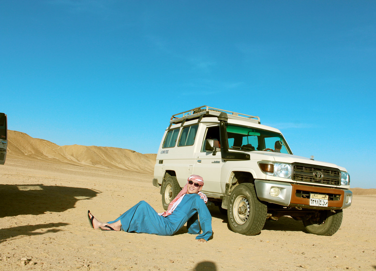 Anh đi tham quan sa mạc Sahara lớn nhất thế giới bằng xe jeep băng qua các ngọn núi đá cao ngút, ngắm hoàng hôn và ảo ảnh sa mạc là một kỷ niệm đẹp nhất trong cuộc đời.
