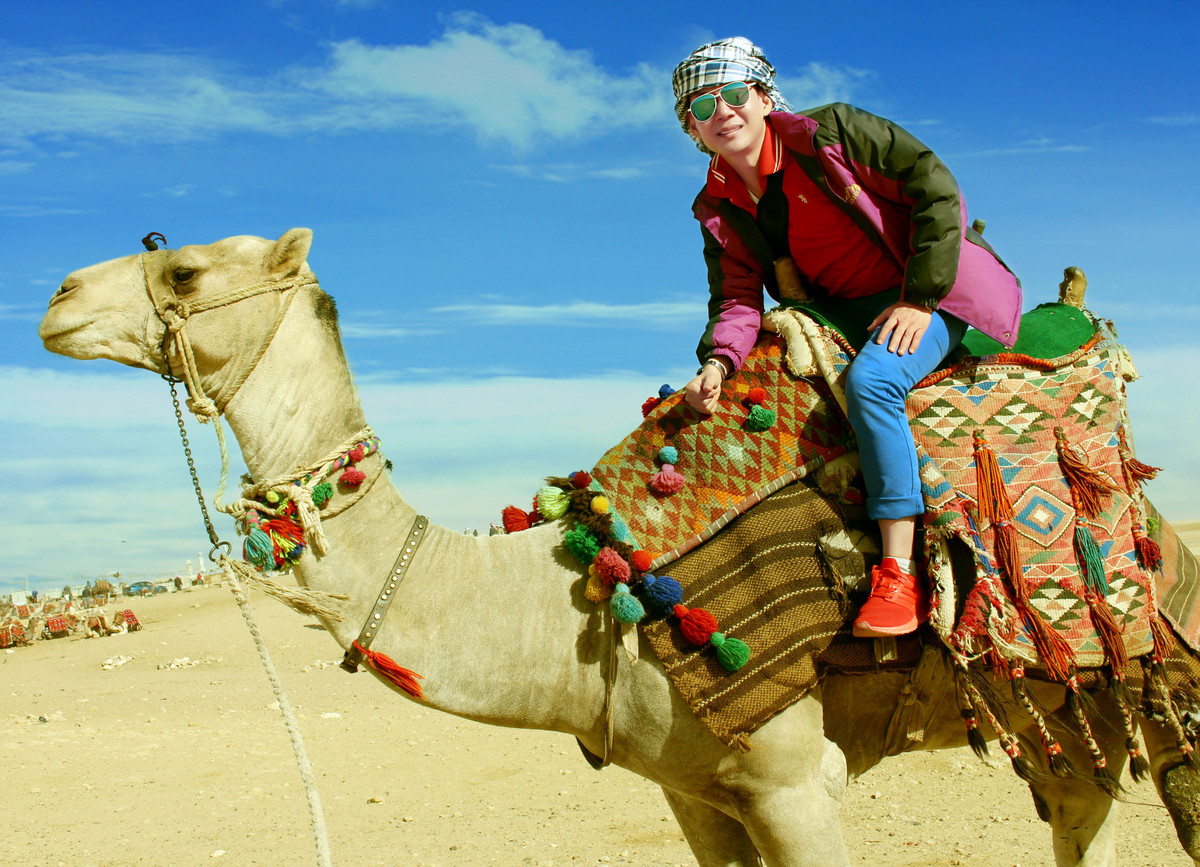 Đoan Trường lần đầu tiên được cưỡi lạc đà trên sa mạc lớn và nóng nhất trái đất- Sahara. Cuối hành trình tham quan, Đoan Trường còn được truyền thông Ai Cập ghi hình và phỏng vấn bằng tiếng Anh để chia sẻ về chuyến đi.