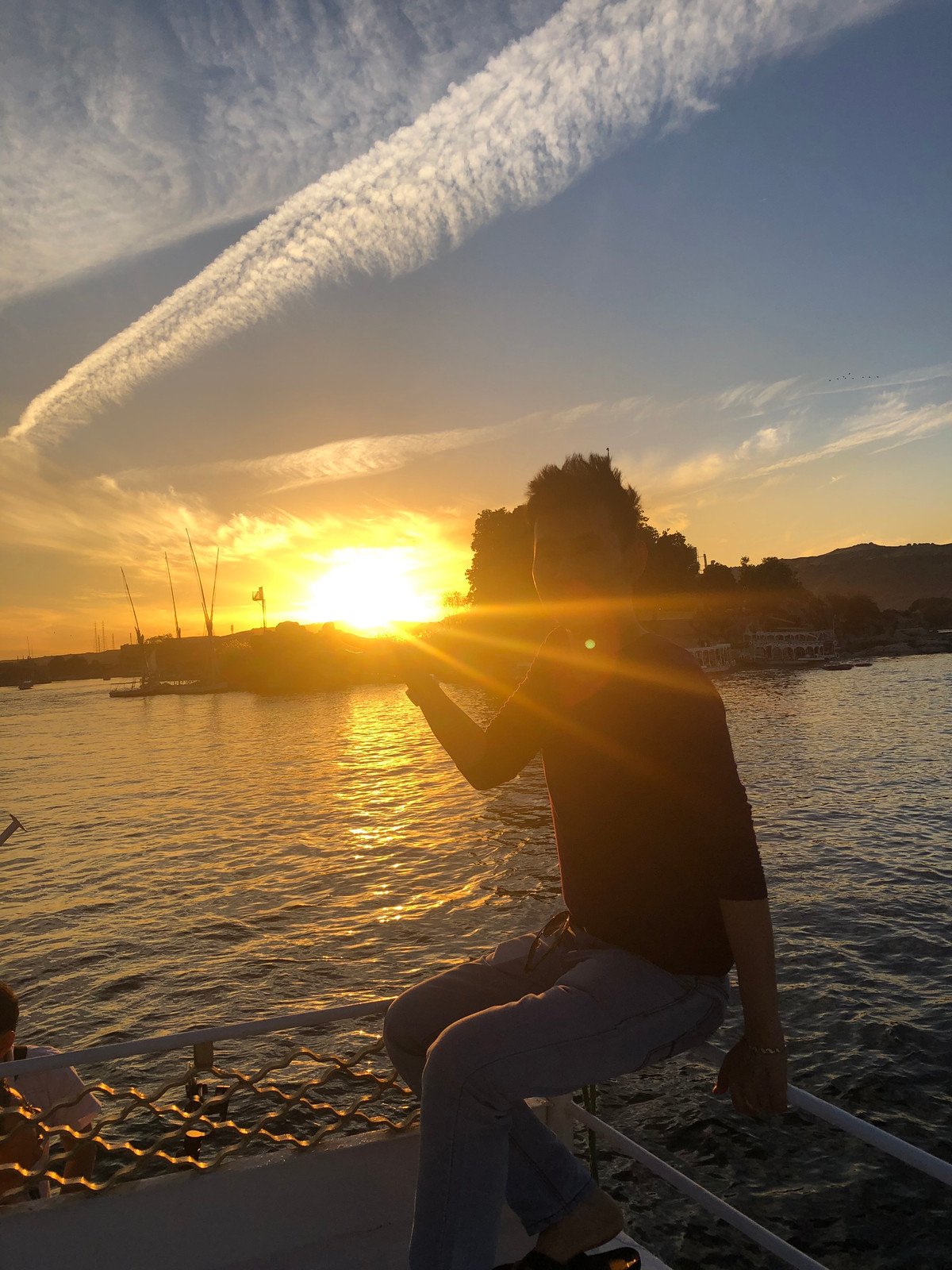 Anh “chạy” theo ánh hoàng hôn đẹp đến nao lòng theo dòng sông Nile và được đón năm mới trên du thuyền cùng với bạn bè khắp năm châu.