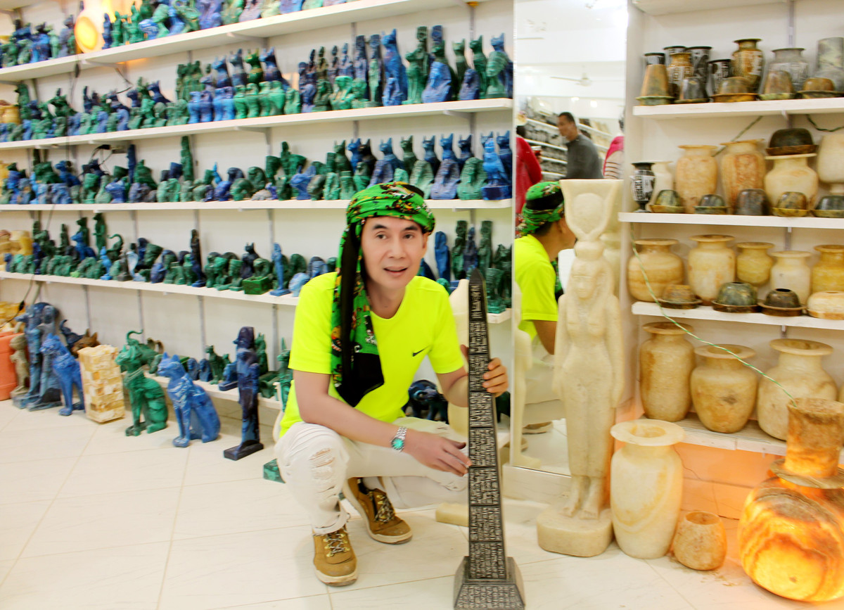 Ai Cập cũng là “Vương quốc đá granit” được người xưa đục đẽo bằng những dụng cụ tự chế thô sơ nhưng đã xây lên được những công trình mà cả thế giới phải thán phục. Ca sĩ Đoan Trường kể thêm lúc ra sân bay Cairo để bay về thành phố Aswan nằm ở phía cực nam của Ai Cập, anh đươc phía bạn thông báo ngắn gọn riêng đoàn Việt Nam sẽ phải đổi sang một chuyến bay khác sau 6 tiếng nữa vì lý do “an ninh” mà không giải thích gì thêm.