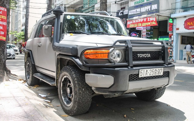 Ông Vũ "độ" lại chiếc Toyota FJ Cruiser thuộc hàng hiếm tại Việt Nam với những chi tiết được làm mới hoàn toàn như lốp gai cỡ lớn bao bọc cho bộ vành mới, đầu xe được gắn thêm phần cản nhằm bảo vệ khu vực đèn pha, lưới tản nhiệt. Ảnh: Autopro.