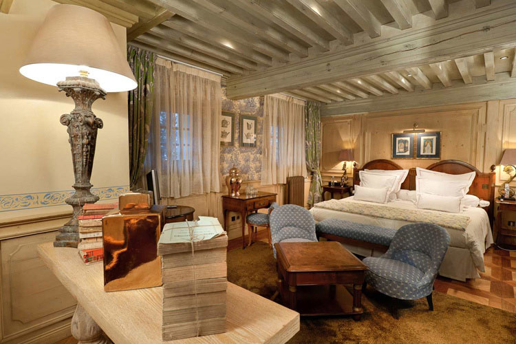 Phòng ngủ nào trong khách sạn cũng có thiết kế tuyệt đẹp, nhìn ra núi tuyết. Ảnh: Greatsmallhotels.