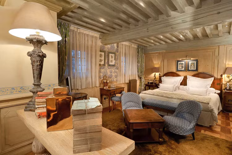 Phòng ngủ nào trong khách sạn cũng có thiết kế tuyệt đẹp, nhìn ra núi tuyết. Ảnh: Greatsmallhotels.