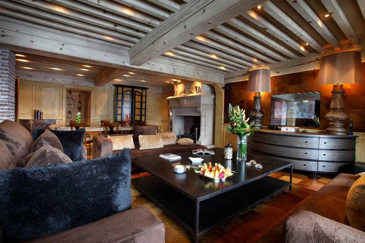 Mỗi căn hộ trong khách sạn rộng 300m2, có lò sưởi, TV màn hình plasma, phòng ăn và 4 phòng ngủ. Ảnh: Greatsmallhotels.