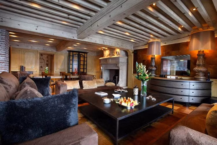 Mỗi căn hộ trong khách sạn rộng 300m2, có lò sưởi, TV màn hình plasma, phòng ăn và 4 phòng ngủ. Ảnh: Greatsmallhotels.