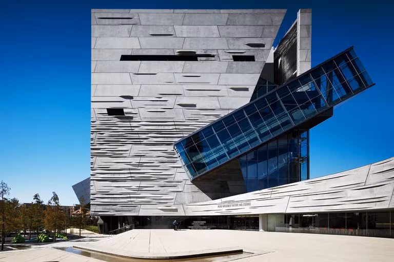 Bảo tàng Khoa học Tự nhiên Perot, Dallas (Texas, Mỹ) được "bọc" trong khối bê tông, bao gồm một khối lập phương 5 tầng và "gãy" ở một góc.