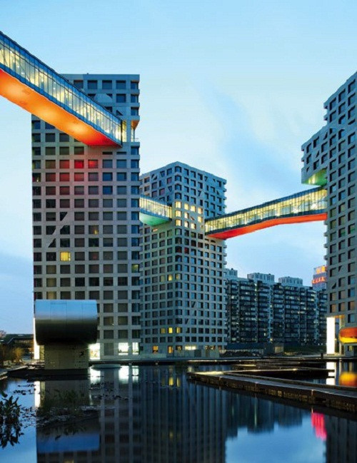 Khu phức hợp nhà ở Linked Hybrid (Bắc Kinh) là một không gian đô thị ba chiều, gồm không gian phần bệ dưới đất, các tòa tháp ở trên cao liên kết với nhau cả trên mặt đất và trên không.