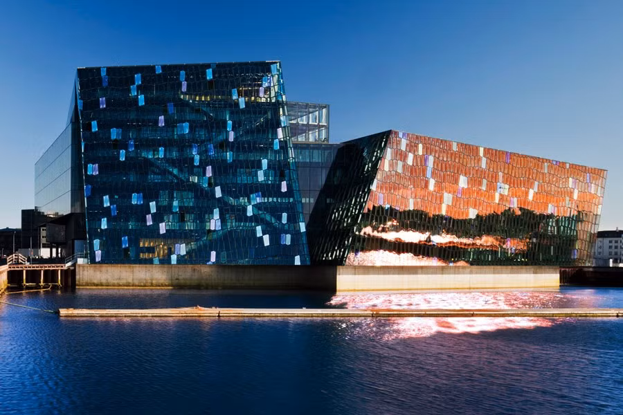 Phòng hoà nhạc và trung tâm hội nghị Harpa nằm ở ngã ba biển của thủ đô Reykjavik của Iceland. Tòa nhà được bao phủ bởi một hệ khung thép mạ với các ô kính hình học. Vào ban đêm, các dải đèn LED bên ngoài biến cột mốc bờ sông thành một ngọn hải đăng đẹp lung linh.