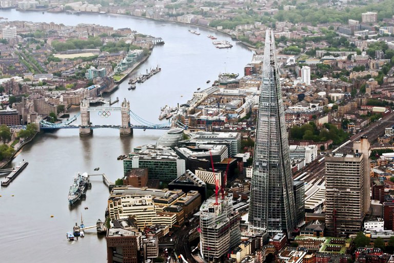 The Shard là một tòa nhà chọc trời ở Southwark (London), cao 309,6 mét trên mặt đất. Toàn bộ tòa tháp được bao phủ bởi 11.000 tấm kính, giúp tận dụng được tối đa ánh sáng tự nhiên vào ban ngày.