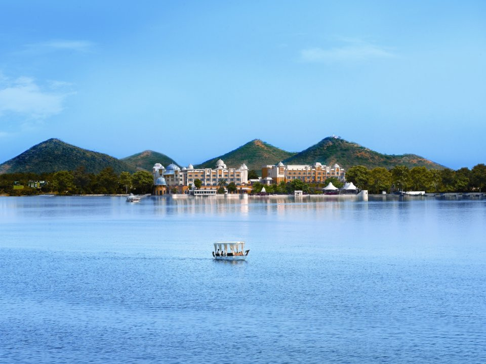 Nằm bên bờ hồ Pichola, Leela Udaipur tự hào có 72 phòng và tám dãy phòng, cũng như nhiều nhà hàng cao cấp và spa đẳng cấp thế giới.